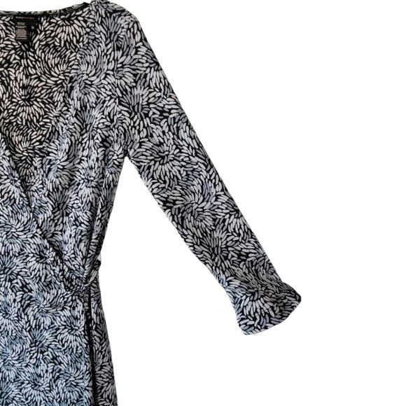 BCBG MAXAZRIA Woman's Sz M Plunge Neck Wrap Dress Leaf Print Grey Black - Picture 4 of 13